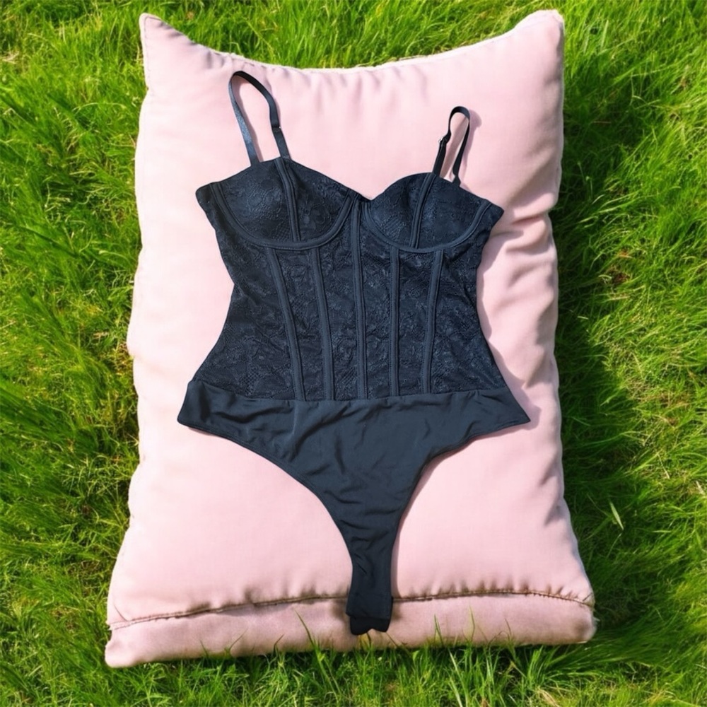Lulu’s Elegant Black Lace Bodysuit size S - Picture 4 of 8
